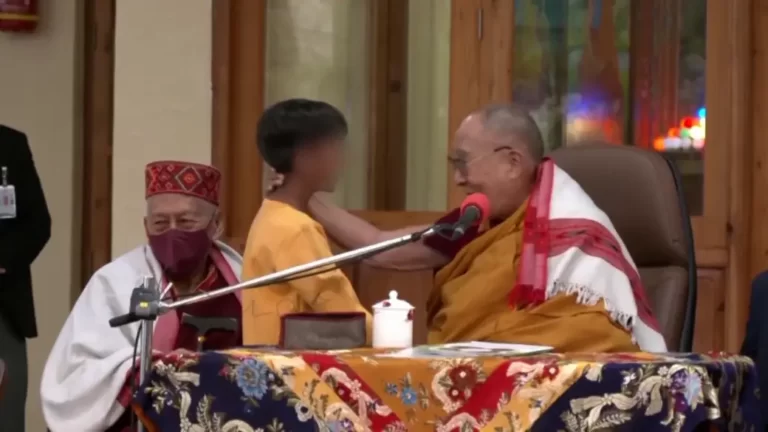 Petinggi Tibet Bela Dalai Lama Soal Video Viralnya