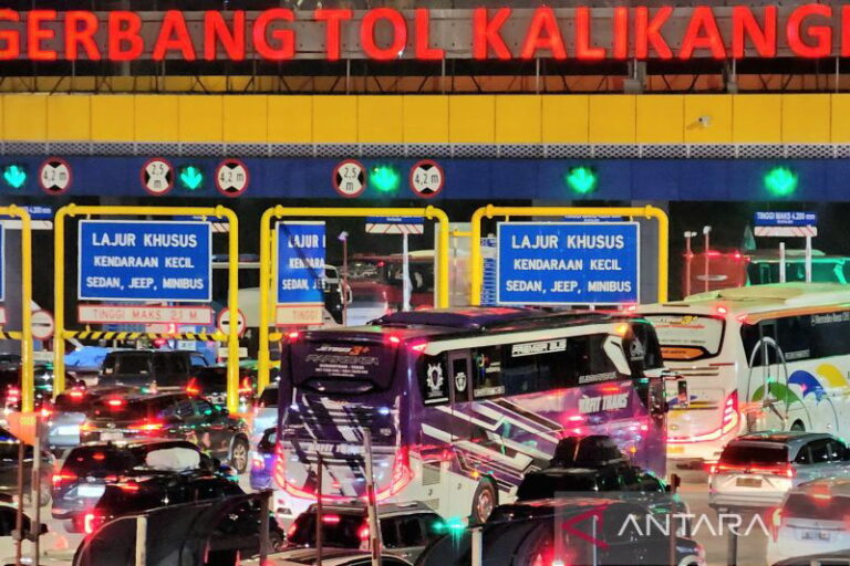 Hari H Lebaran, GT Kalikangkung Dipadati Kendaraan Pemudik