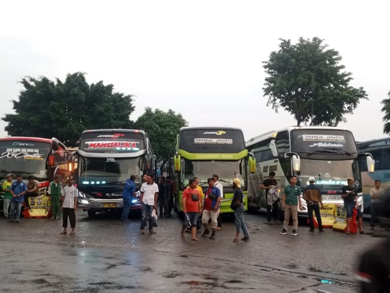 H-3 Lebaran, Terminal Kalideres Mulai Diserbu Pemudik