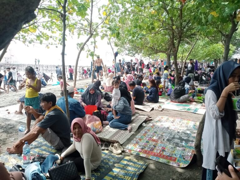 Libur Lebaran, Pantai Tanjung Pasir Dipadati Pengunjung