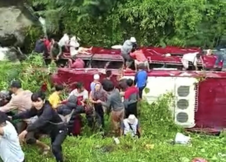 Polisi Selidiki Penyebab Bus Pariwisata Terperosok ke Sungai