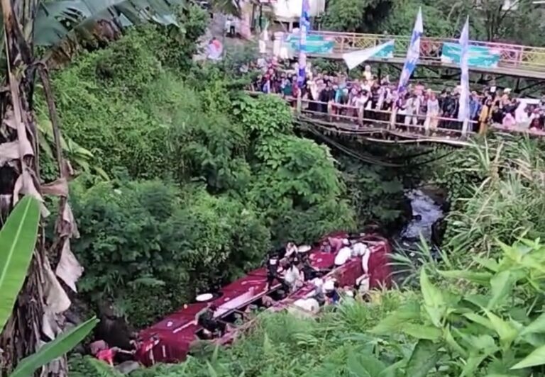 Polisi Sebut Bus Pariwisata Terguling di Sungai Belum Dievakuasi