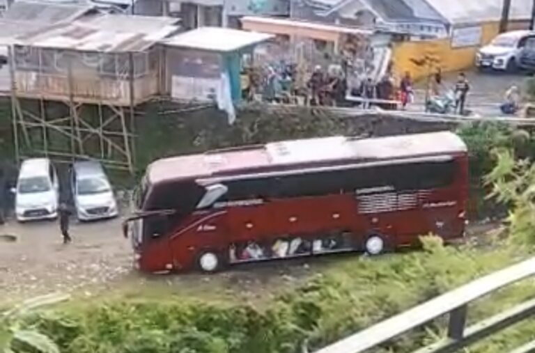 Bus Pariwisata Terguling, Polisi: Ditinggal Sopir dan Keneknya