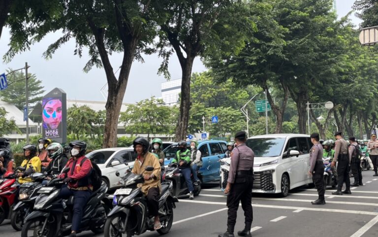 Jelang Arak-arakan Tim U-22, Jalan Depan Kemenpora Padat Merayap