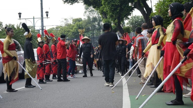 Sambangi KPU, Rombongan PDI Naik Dokar