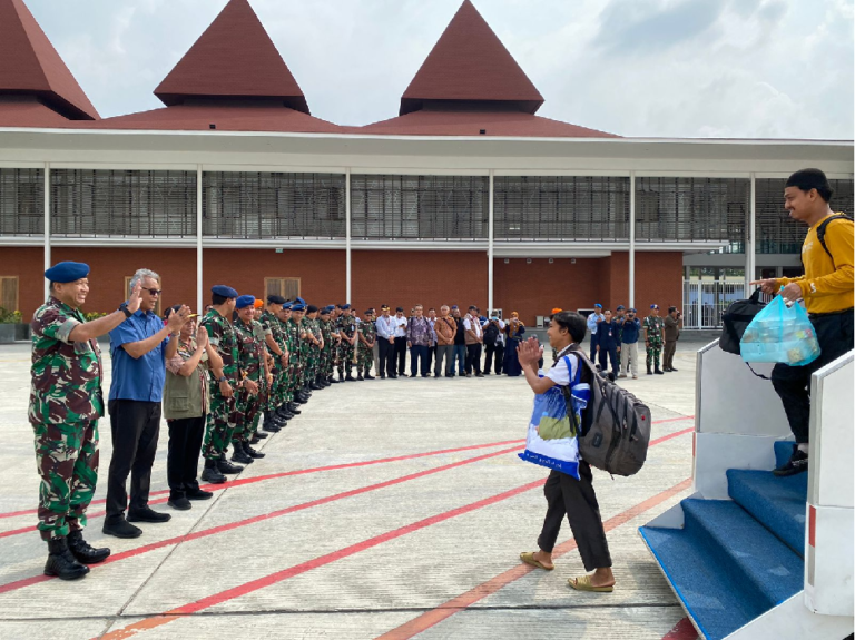 Menlu Retno: Indonesia Evakuasi 949 WNI dari Sudan