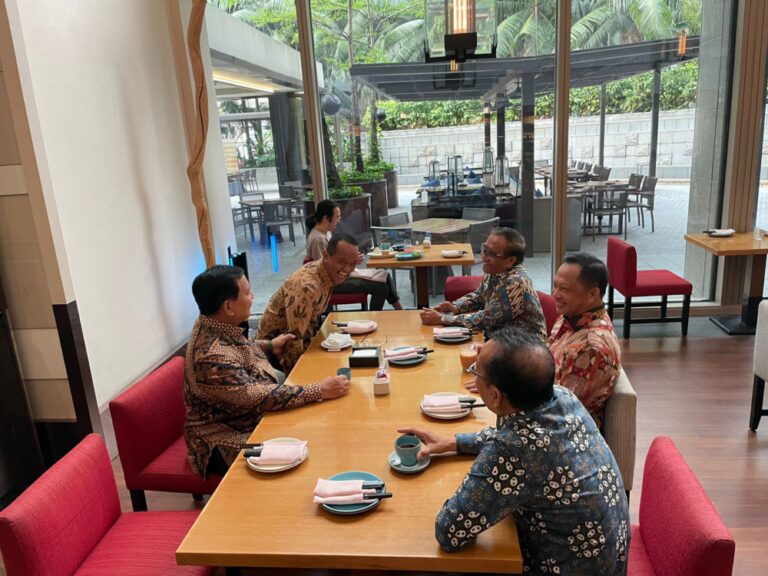 Potret Menteri Jokowi Ngobrol Asik di Sela Kunker