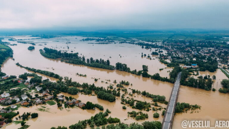 Banjir Landa Ukraina: Delapan Orang Tewas, 6.000 Dievakuasi