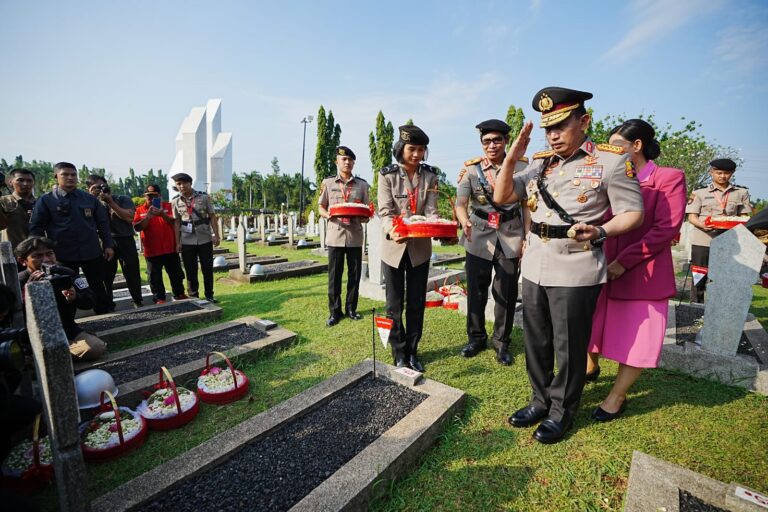 HUT ke-77 Bhayangkara, Kapolri dan Jajaran Ziarah ke TMP Kalibata