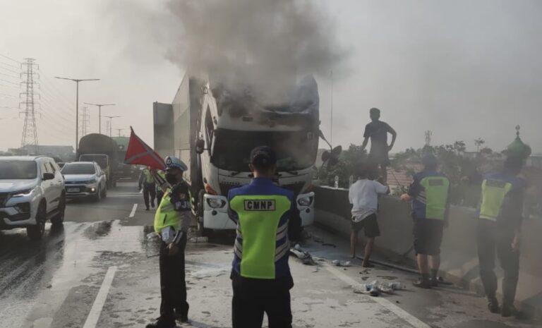 Penyebab Truk Wing Box Terbakar di Tol Wiyoto Wiyono