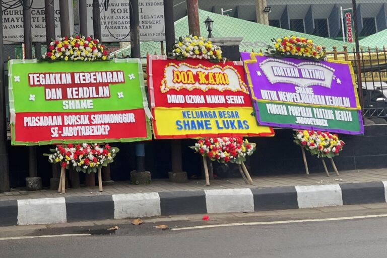 Keluarga Shane Doakan David Lewat Karangan Bunga di PN Jaksel