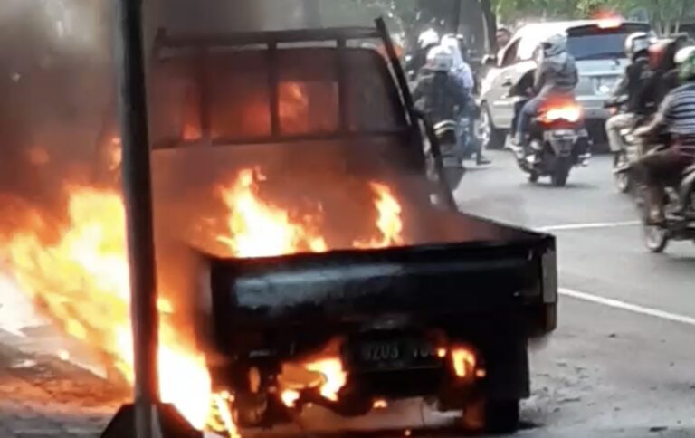 Gegara Korsleting, Mobil Pick-up Terbakar di Daan Mogot