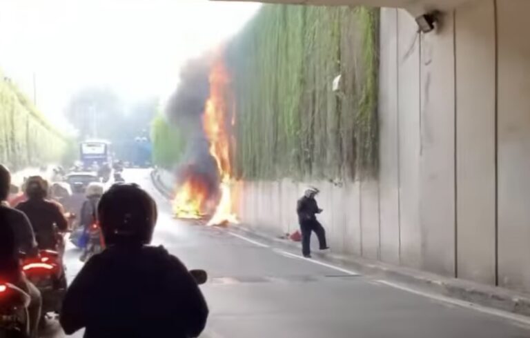 Diduga Korsleting Listrik, Motor di Underpass Kebayoran Lama Terbakar