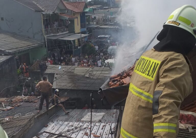 Diduga Korsleting Listrik, Kamar Kos di Cawang Kebakaran