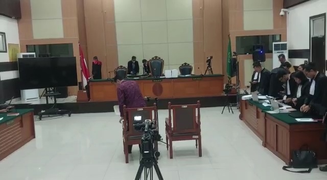 Dihadiri Luhut Pandjaitan, Sidang Perdana Haris Azhar Sempat Ricuh