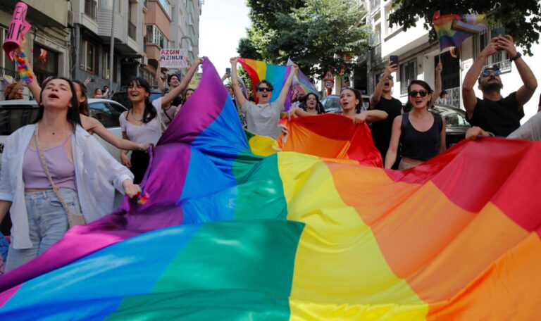 Polisi Turki Tahan 50 Orang Usai Pawai LGBT