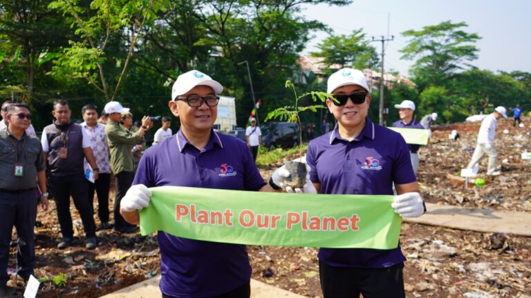 Keren! Dubes Korsel Bareng Bupati Bogor Tanam Pohon di Eks TPA