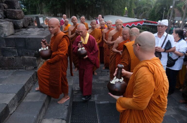 Jelang Waisak Umat Buddha Berjalan dari Candi Mendut ke Borobudur