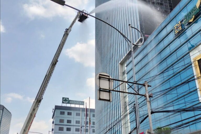 Kebakaran Gedung K Link, Dua Orang Alami Luka Bakar