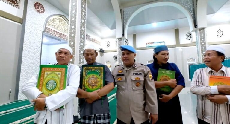 Sosok Polisi Inspiratif Mengajarkan Masyarakat Mengaji di Jambi