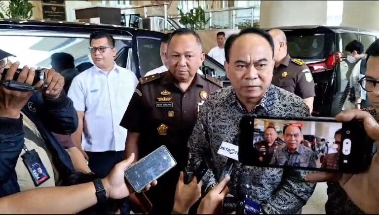 Sambangi Kejagung, Menkominfo Minta Proyek BTS 4G Jalan Terus