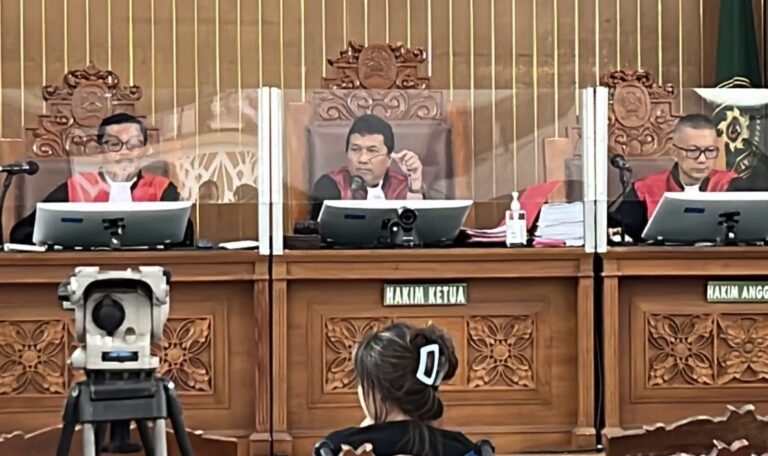 Lancar Beri Kesaksian, Amanda Kena Tegur Majelis Hakim