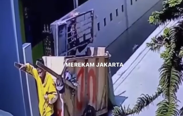 Polisi Selidiki Dua Pria Curi Pagar Rumah Warga di Warakas