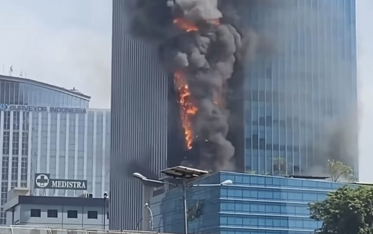 Polisi Selidiki Penyebab Kebakaran Gedung K Link di Gatot Subroto