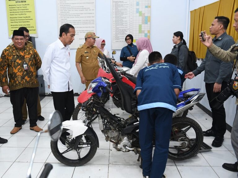 Jokowi Janji Berikan Fasilitas Kendaraan untuk SMKN 2 Bengkulu