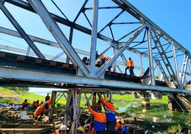 Pasca Tabrakan KA Brantas, Petugas KAI Mulai Perbaiki Konstruksi Jembatan