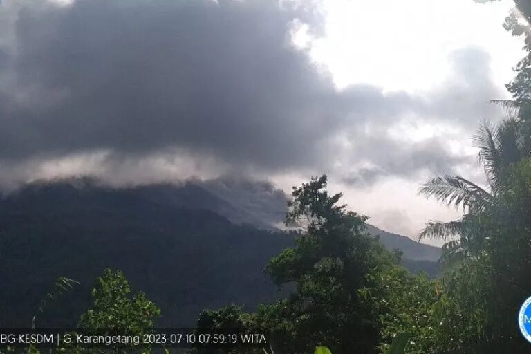 Gunung Karangetang Keluarkan Awan Panas, Warga Mengungsi