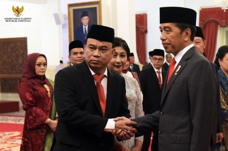 Jokowi Perintahkan Menkominfo Baru Tuntaskan Proyek BTS