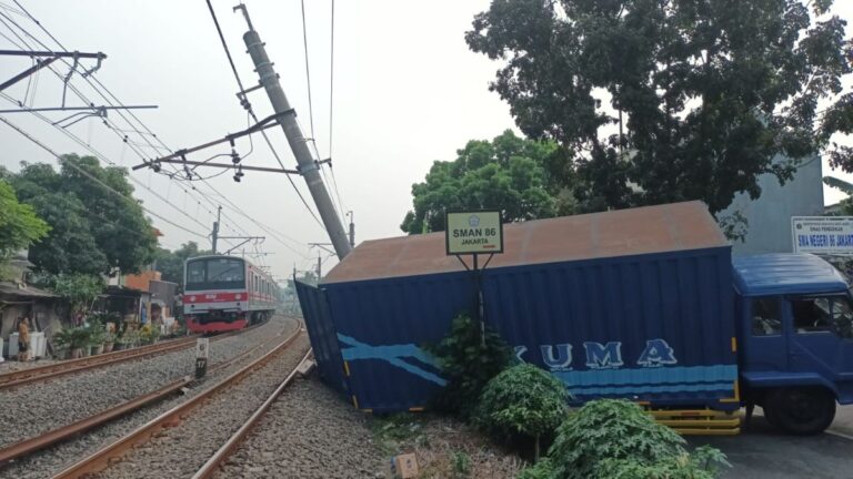 Truk Tabrak Tiang Listrik di Pesanggrahan, Perjalanan KRL Terganggu