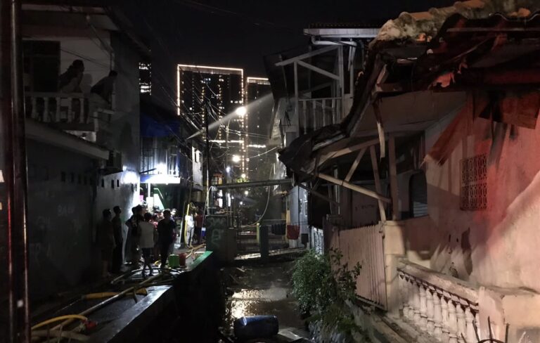 Diduga Korsleting Listrik, Tujuh Rumah Tinggal di Menteng Atas Kebakaran