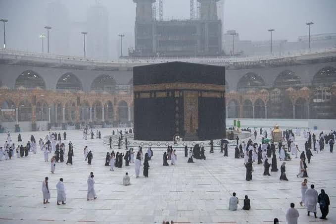 Hujan Deras Guyur Masjidil Haram, Jemaah Tawaf Basah Kuyup