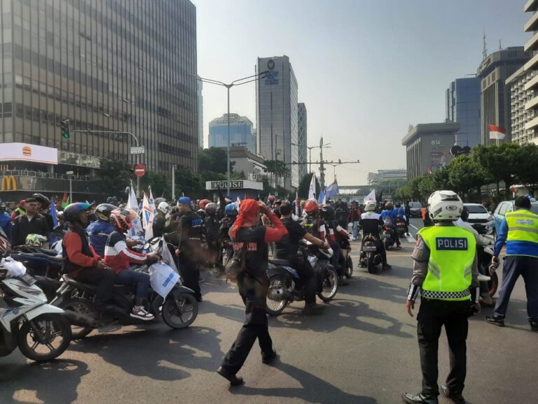 Massa Demo Buruh Tuntut Kenaikan Upah Sebanyak 15 Persen