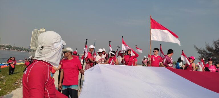 Komunitas Dayung Jakarta Kibarkan Merah Putih di Teluk Jakarta