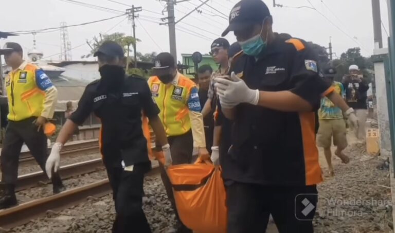 Wanita Lansia Tewas Usai Tertabrak Kereta di Bukit Duri