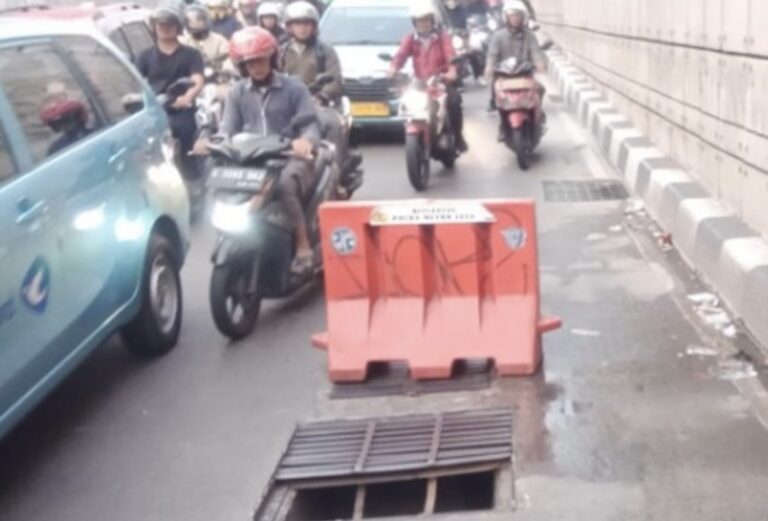 Penutup Gorong-gorong Underpas Mampang Dicuri Orang Bikin Lalin Merayap