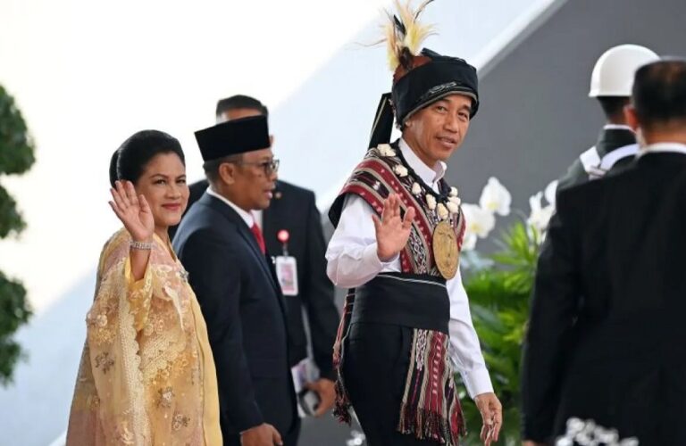 Hadiri Sidang Tahunan MPR, Presiden Jokowi Pakai Adat Maluku