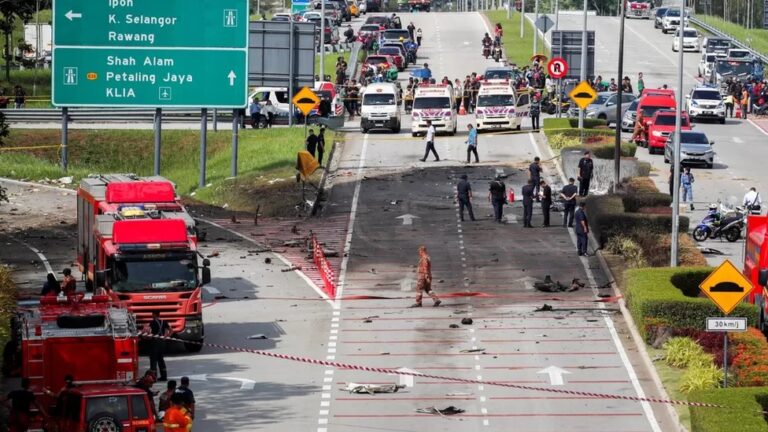 Pesawat Jet Mendarat di Jalan Raya Malaysia, Tewaskan 10 Orang