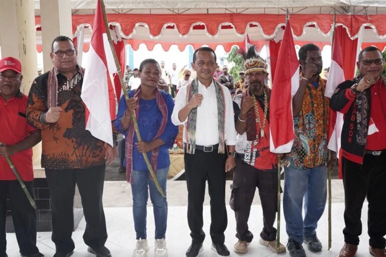 Merah Putihkan Papua Barat, Menteri Investasi Kirim 2 Juta Bendera