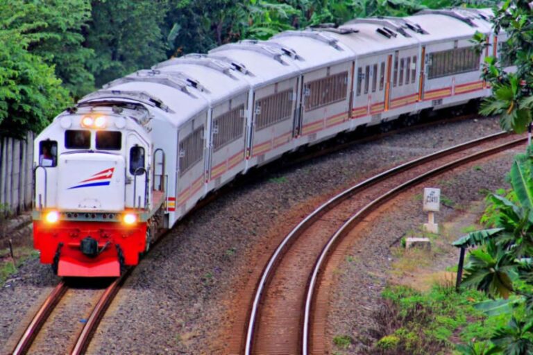 Naik Kereta, Dosen dan Tendik UI Dapat Diskon 10 %