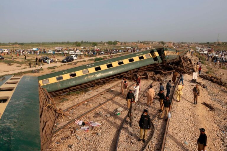 Kereta Tergelincir di Pakistan Tewaskan 28 Orang