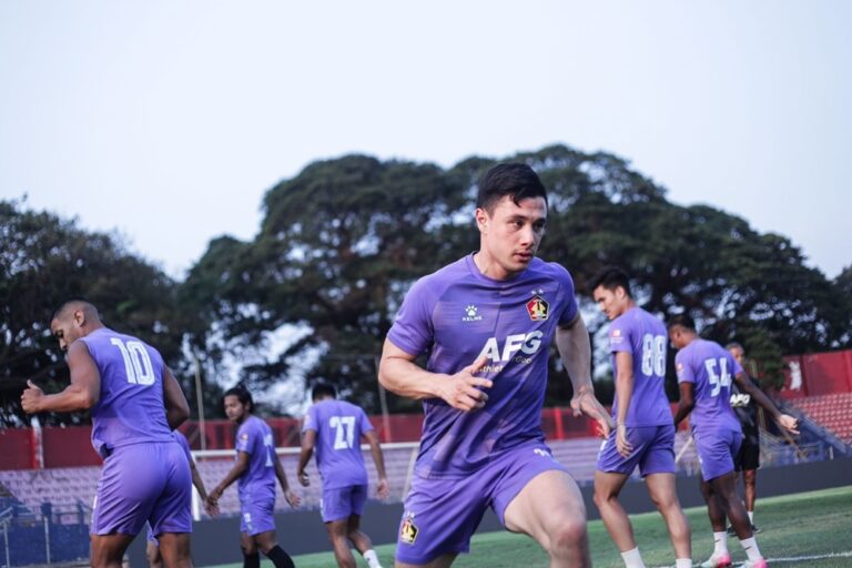 Jamu Persija, Persik Tanpa Bek Andalan