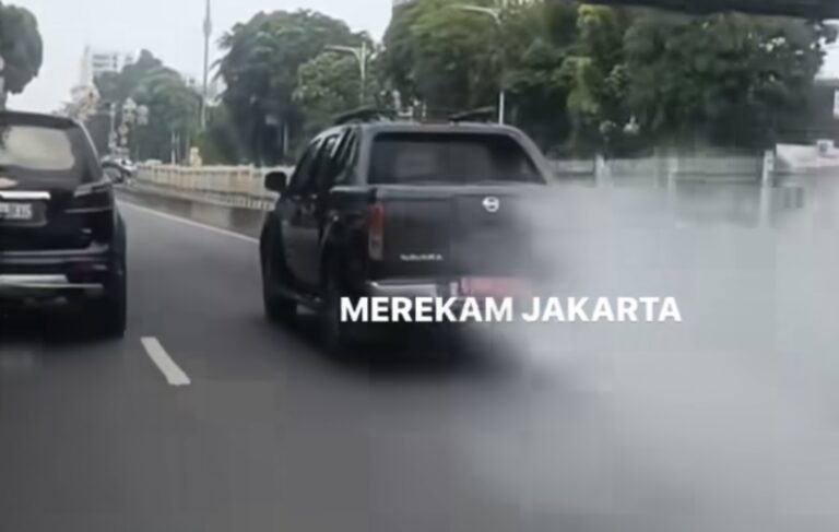 Polisi Bakal Uji Emisi Mobil Dinas DKI yang Viral Berasap Tebal