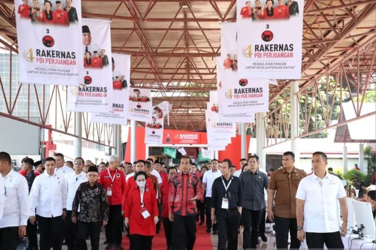 Bersama Wapres Ma’ruf Amin, Jokowi Tiba di Lokasi Rakernas PDIP