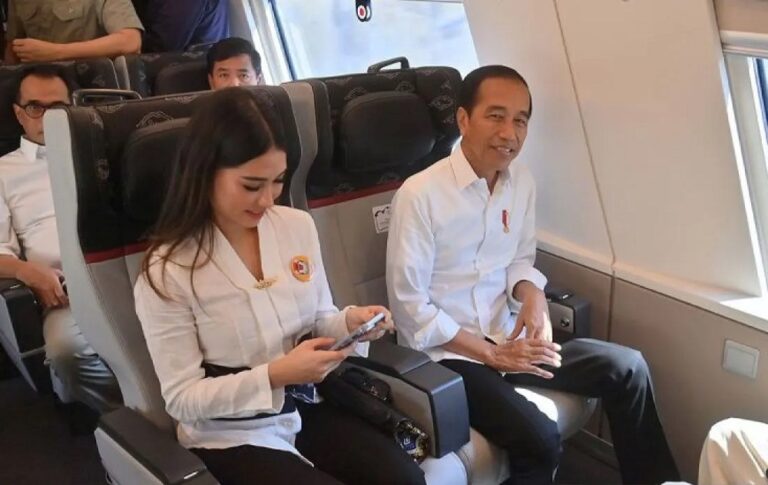 Jajal Kereta Cepat, Presiden Jokowi Ajak Para Influencer