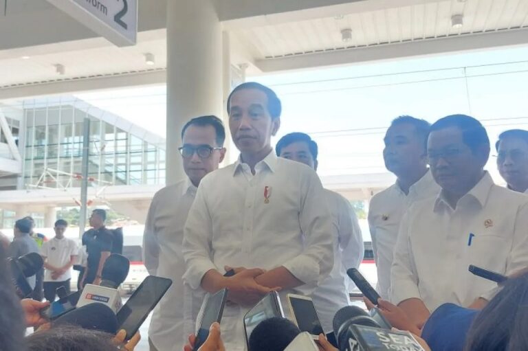 Jokowi: Masyarakat Bisa Jajal Kereta Cepat Bulan Oktober