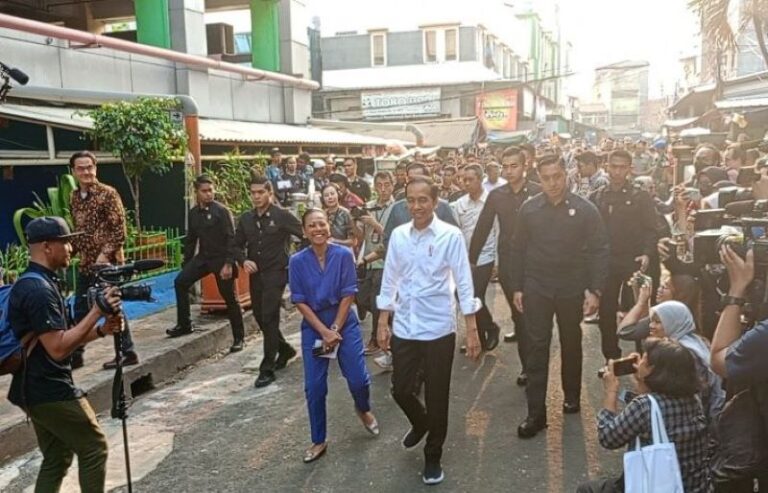 Jokowi Blusukan di Pasar Bali Mester, Pedagang Dapat Amplop